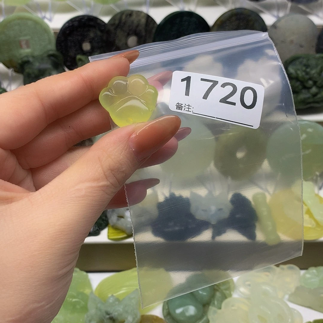 蛇纹石玉未镶嵌颈饰明**丈