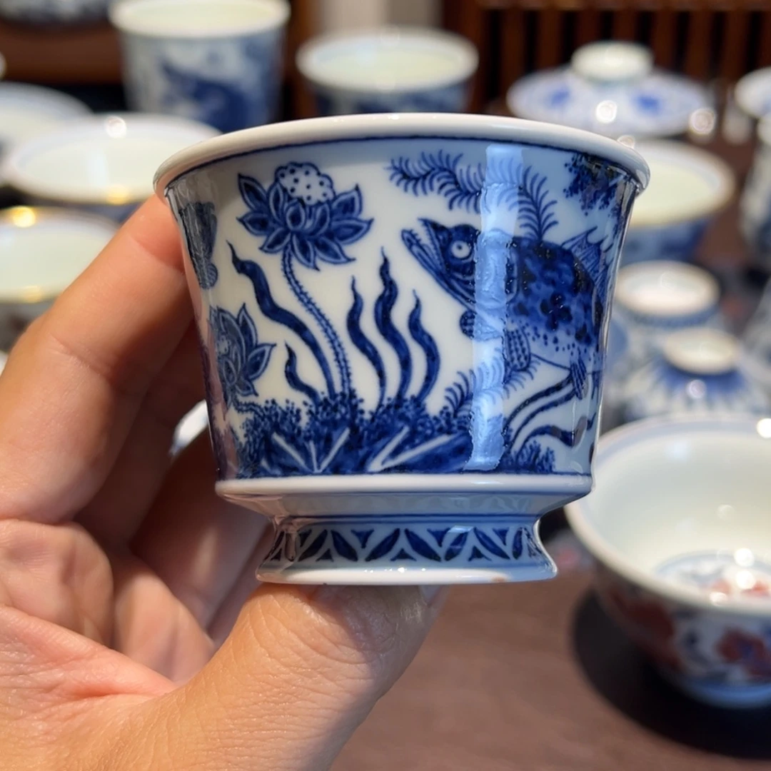 精品青花鱼藻纹马蹄杯口径约7厘米