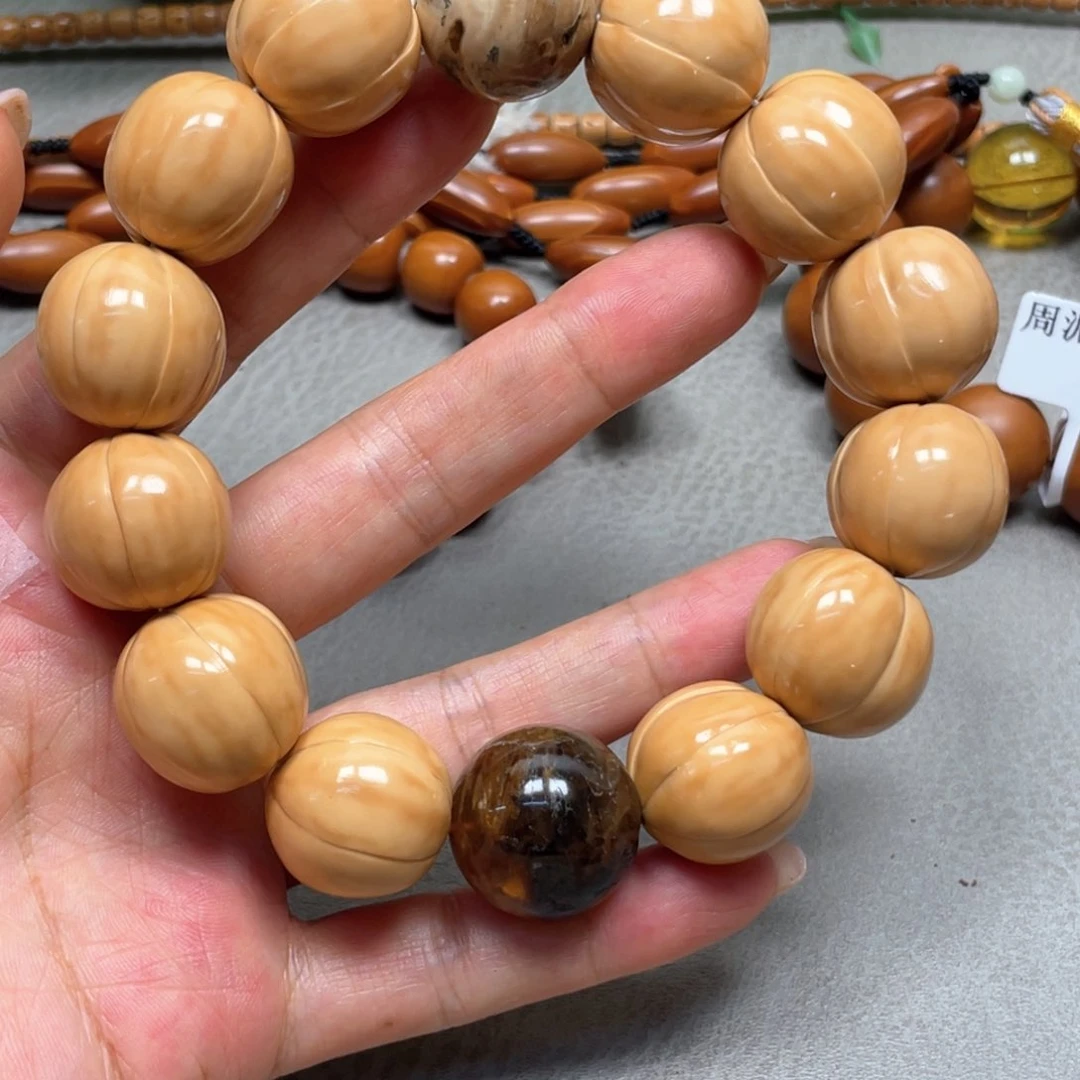 橄榄核吊坠猴头手串