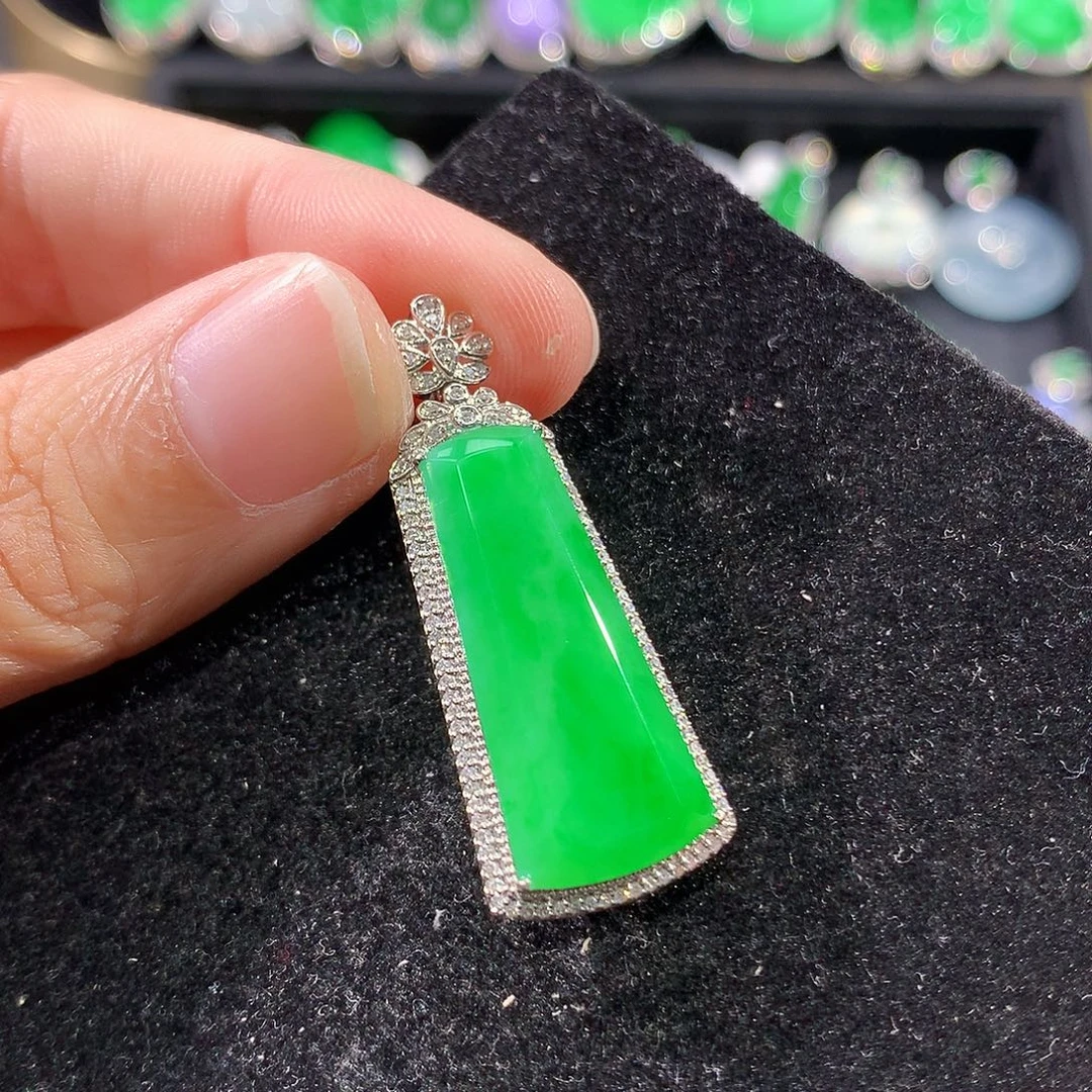 翡翠18K金镶嵌颈饰