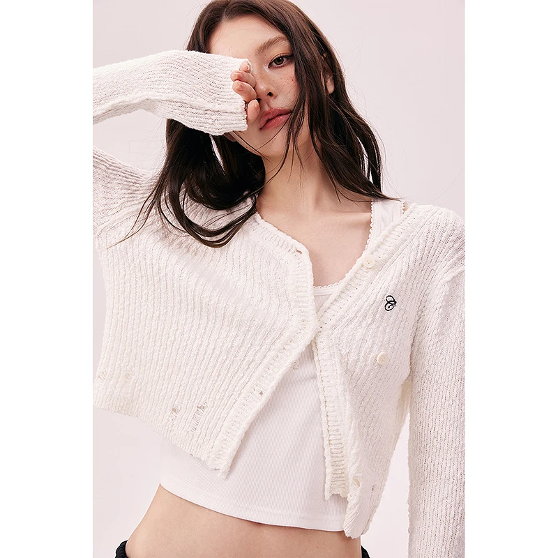 CHUU秋季女装字母刺绣风简约韩系穿搭单排扣破洞百搭显瘦针织衫