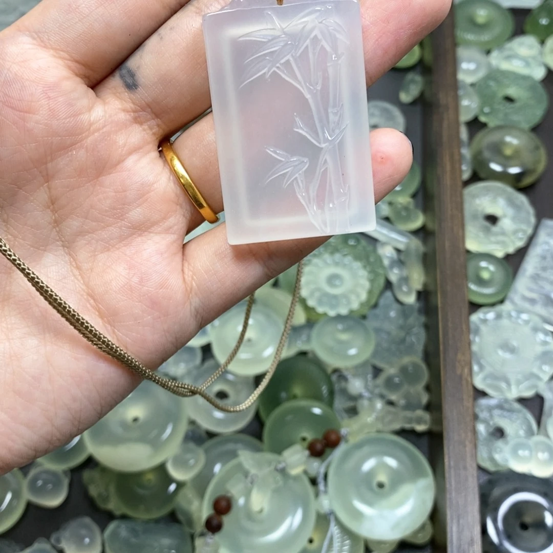 未镶嵌蛇纹石玉颈饰