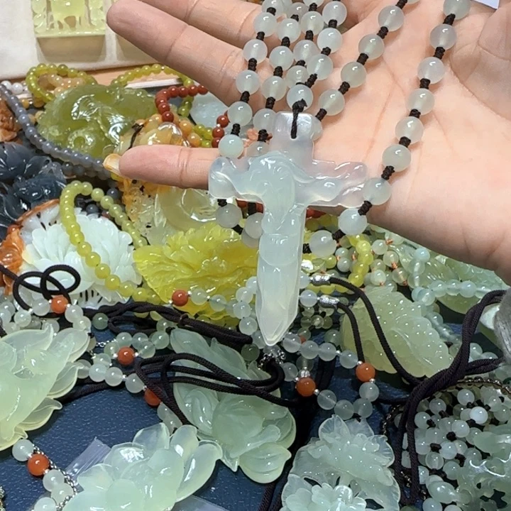 未镶嵌蛇纹石玉吊坠熙**贝