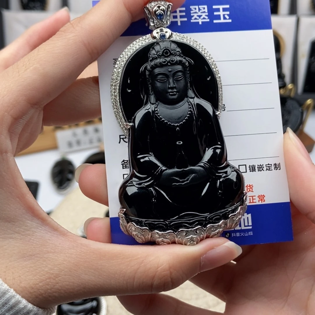 颈饰18K金镶嵌翡翠尊****收素衣