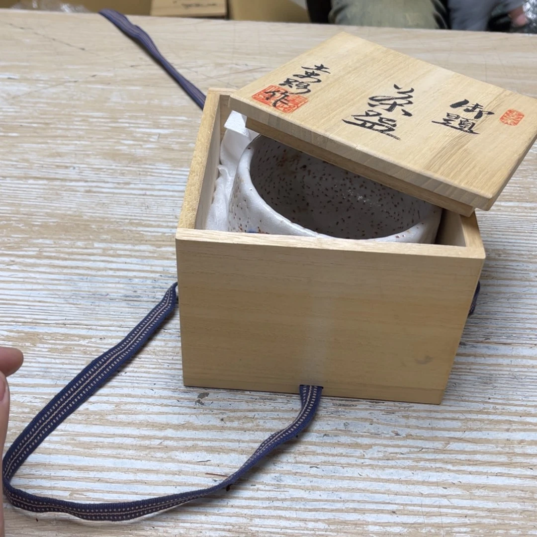 瓷片朵*拉密密麻麻地排列着一个