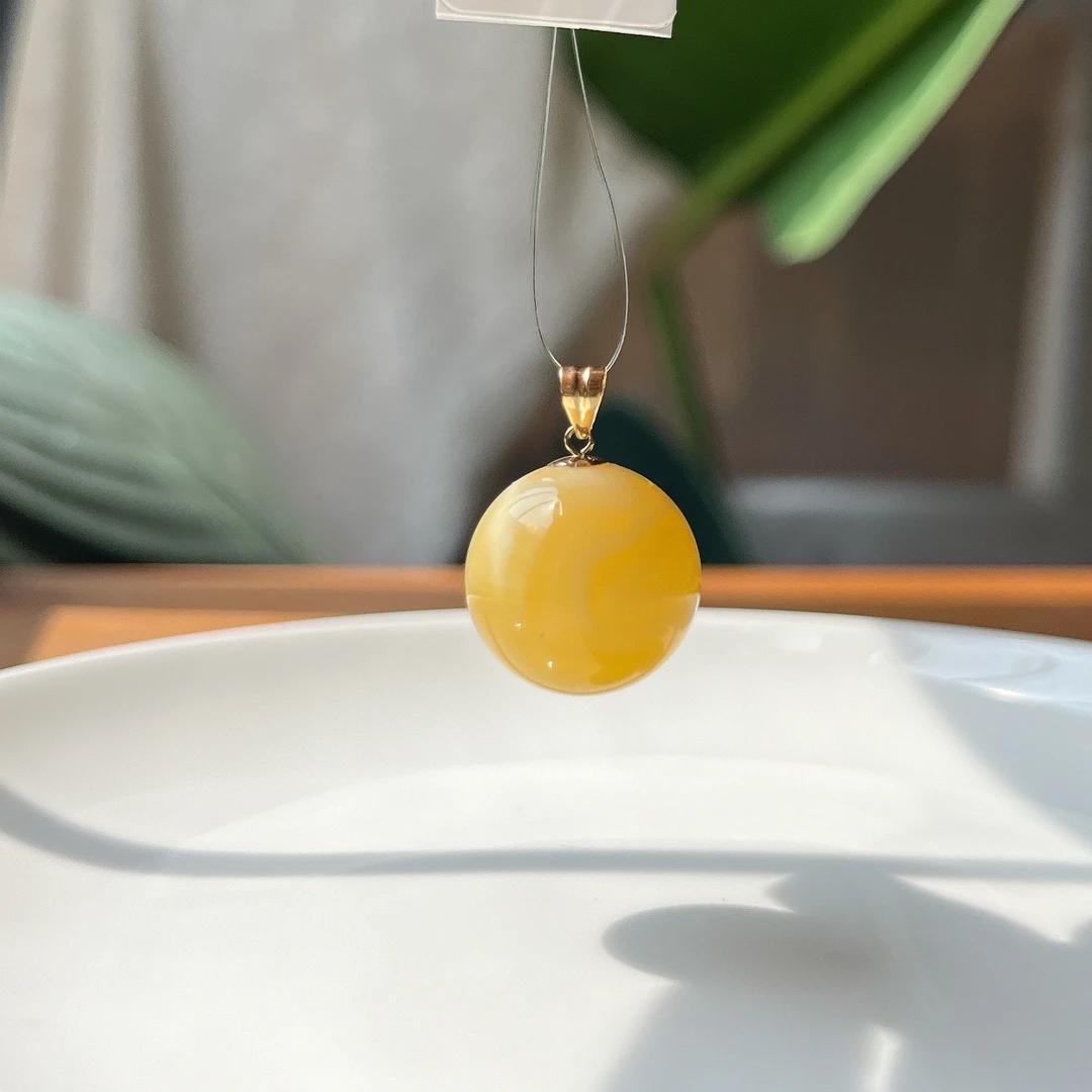 【珠宝厂长】约15mm18K金扣头镶嵌俄料白花妖花纹蜜蜡圆珠吊坠