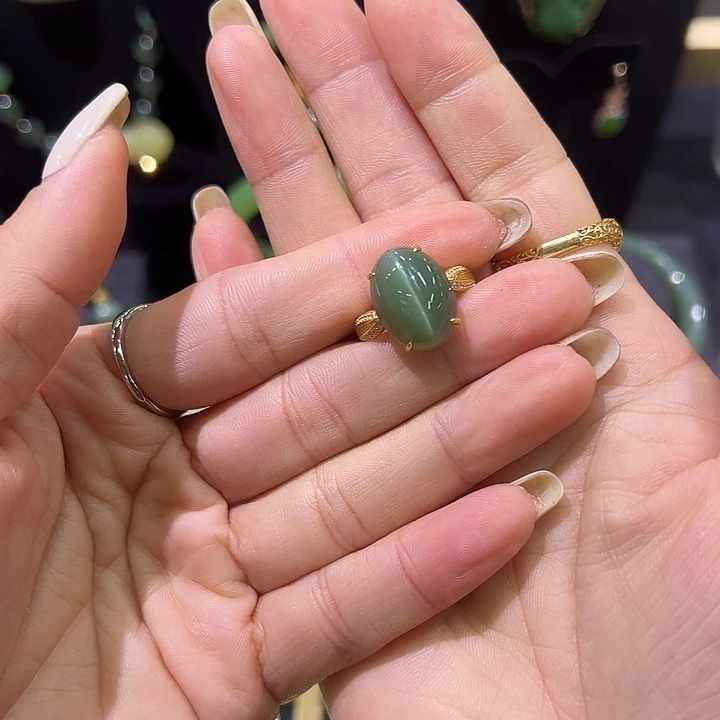 皮***吼和田玉18K金镶嵌戒指