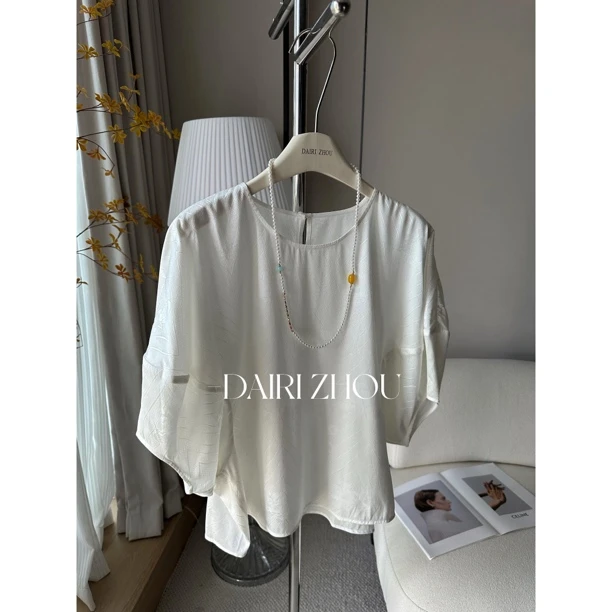 DAIRI   ZHOU▪️难落雨声   91.2%桑蚕丝蝙蝠袖上衣V字提花百搭款