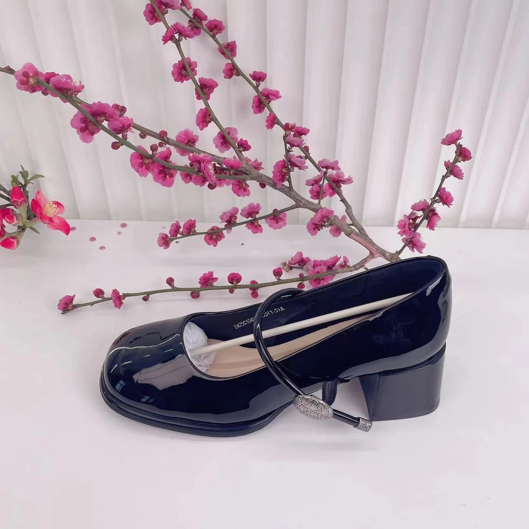 玛丽珍女鞋2025春季新款时尚亮皮百搭舒适粗跟方头浅口单鞋1049