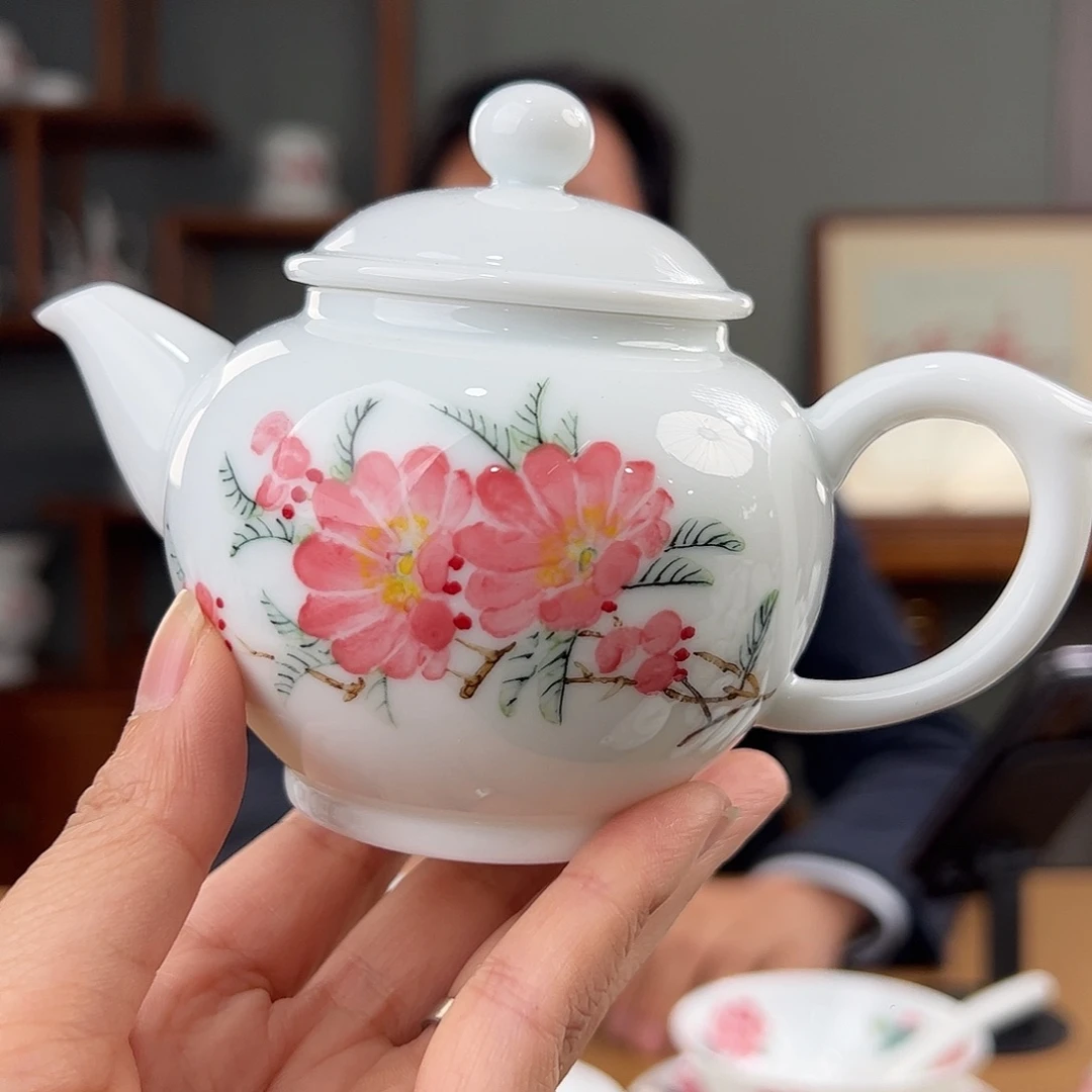 釉下水点桃花小茶壶