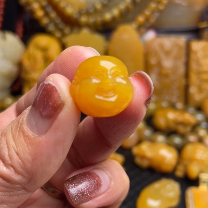 未镶嵌石英质玉（黄龙玉）颈饰
