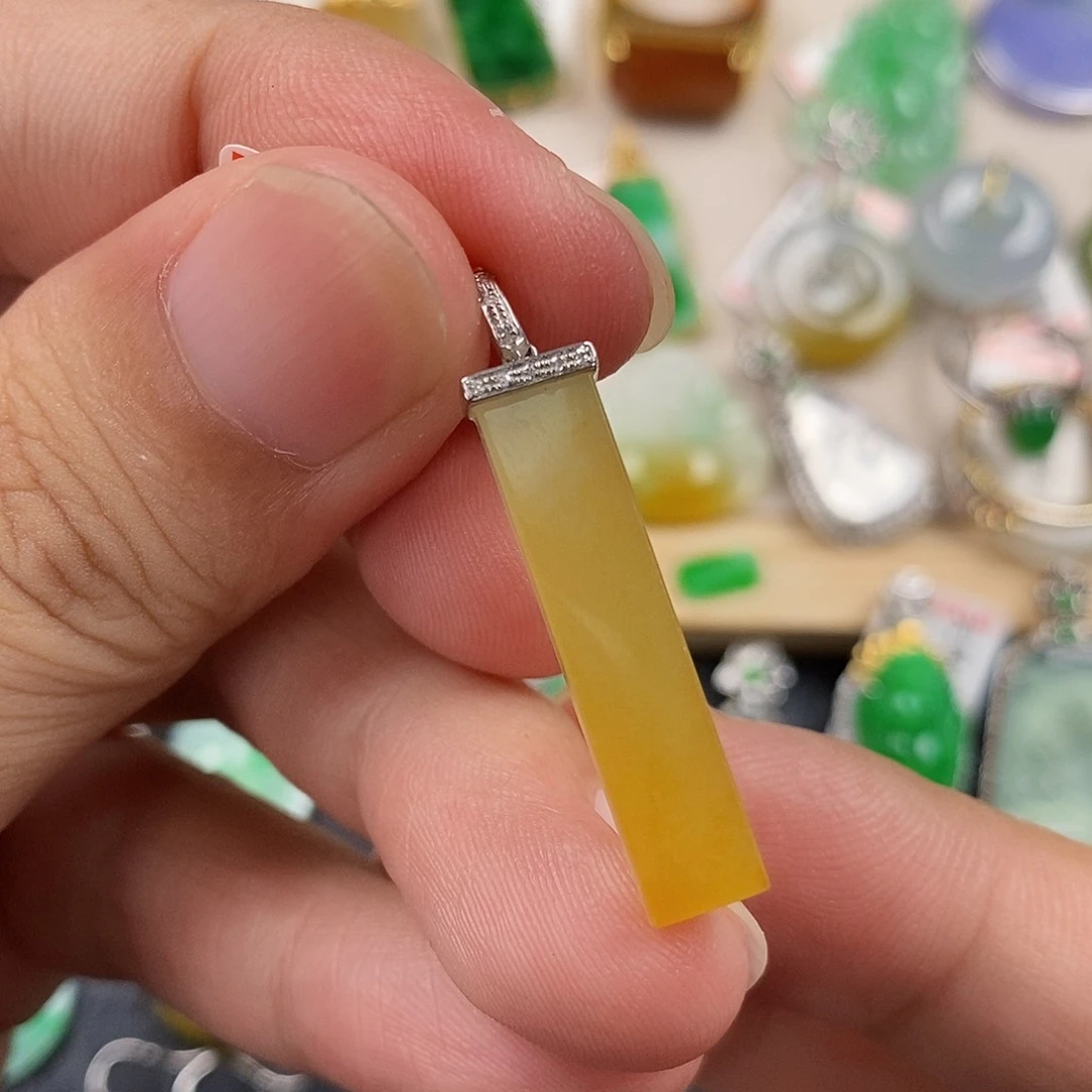 翡翠18K金镶嵌颈饰翡翠