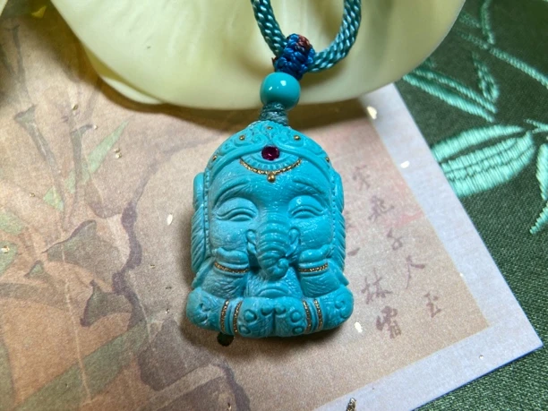 原矿绿松石精工雕刻象神尺寸宽16.9高22.9厚8.9mm