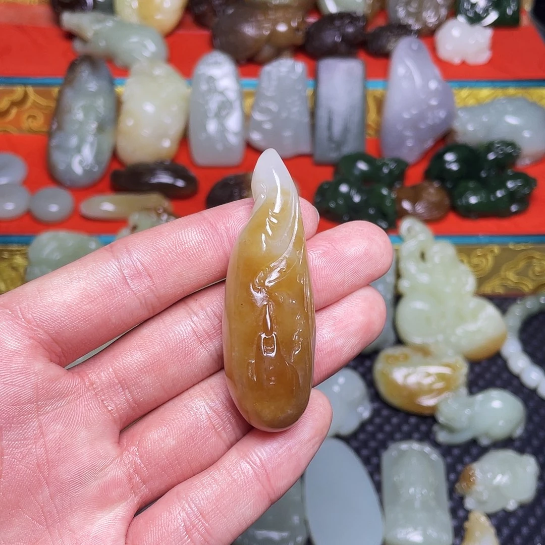 为***当和田玉未镶嵌颈饰