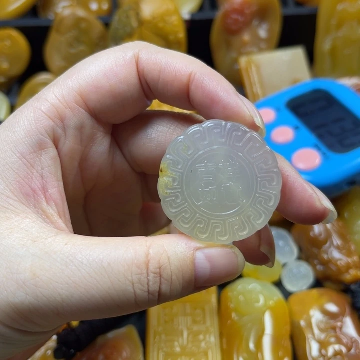 胖***活石英质玉未镶嵌颈饰