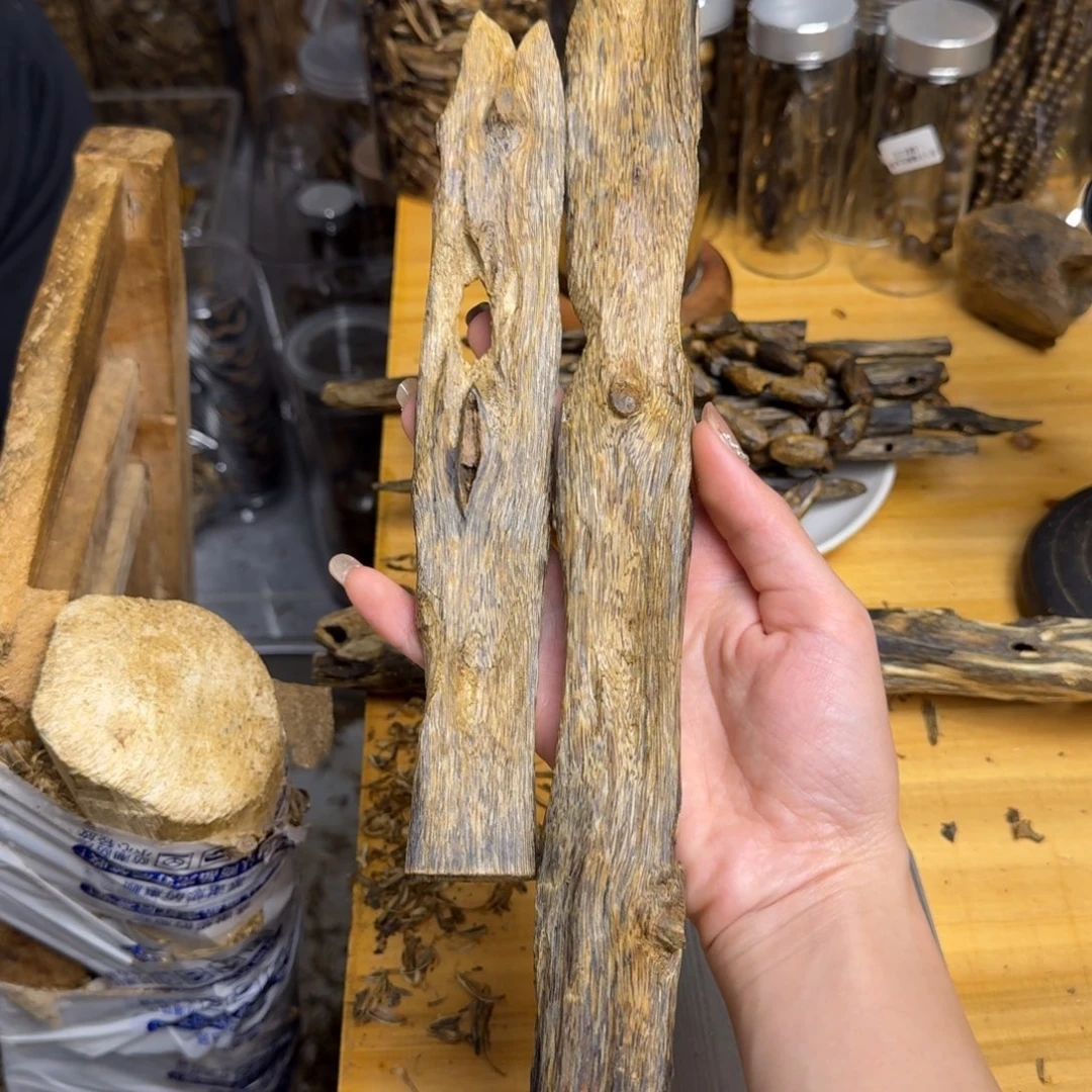 沉香手把件红棋品种块料107克