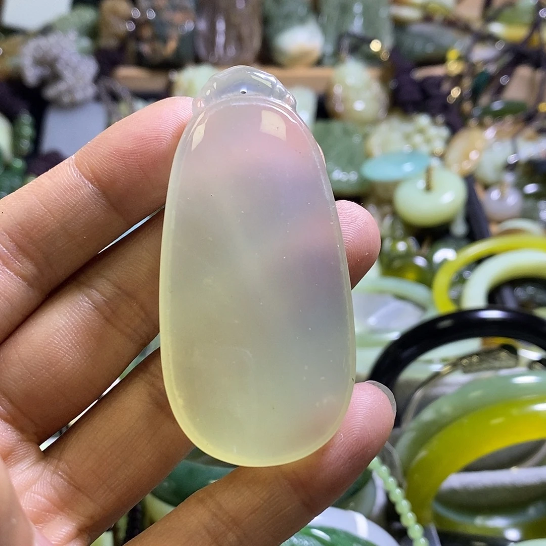 未镶嵌岫玉颈饰一个