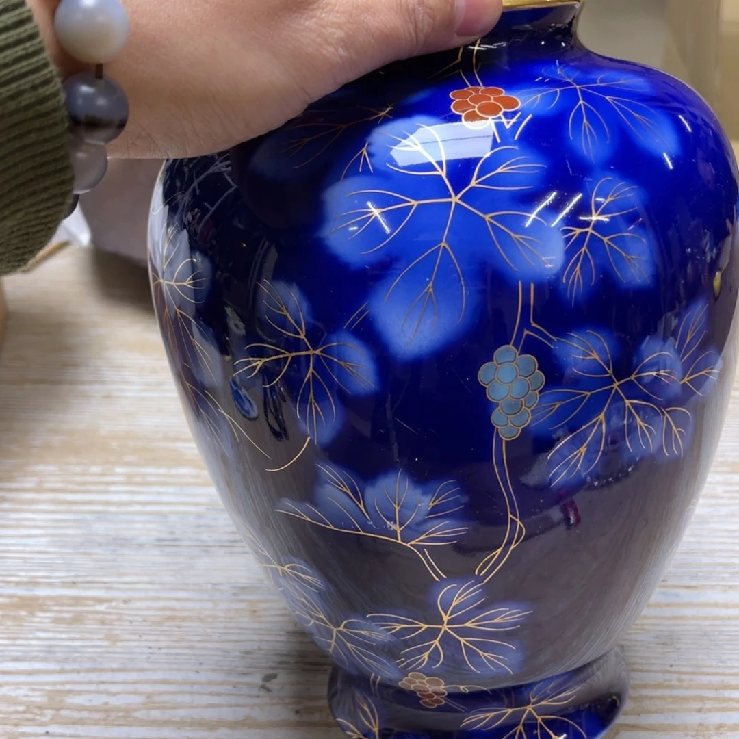 瓷片密密麻麻地排列着一个大