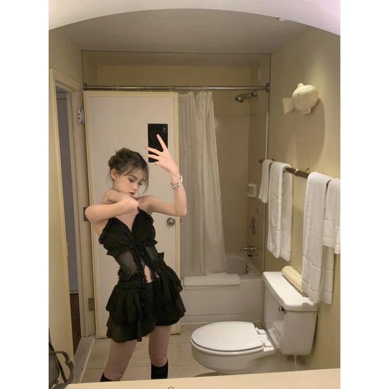 ishui-少女日记簿-黑色挂脖度假辣妹设计巨性感纯欲蕾丝吊带上衣