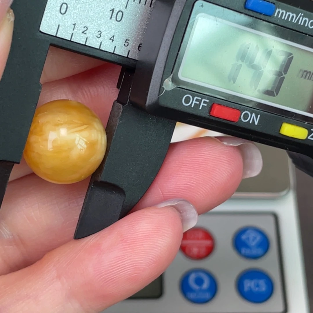 未镶嵌琥珀裸石微瑕425