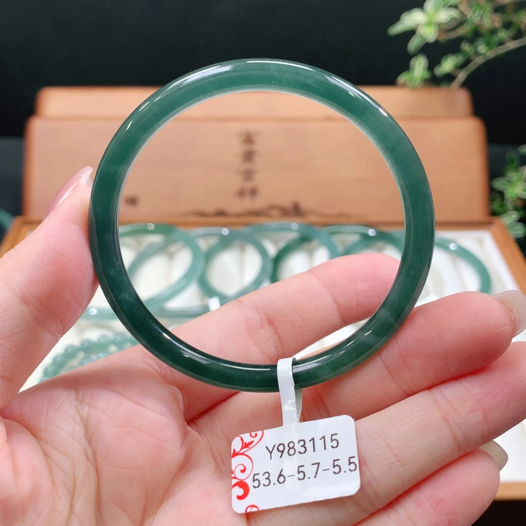 翡翠手镯未镶嵌天然