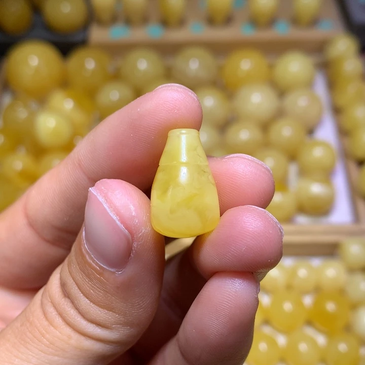 蜜蜡裸石未镶嵌天然俄料蜜蜡鸡油黄微瑕三通11.5