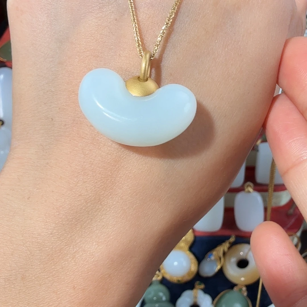 和田玉18K金镶嵌颈饰