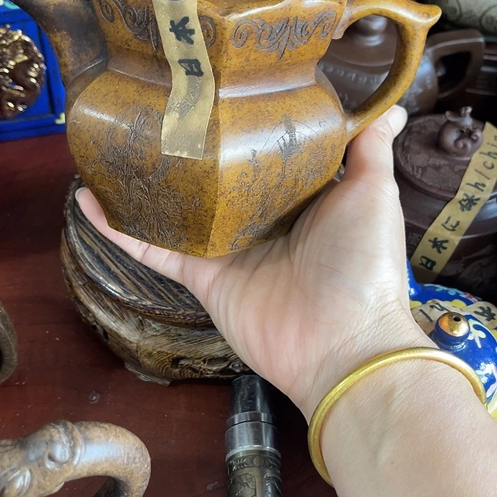 茶壶红泥原矿泥料手工制作的一把紫砂壶。