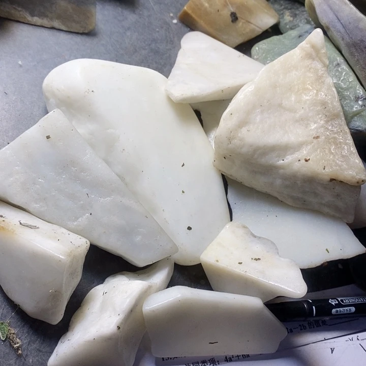 透闪石质玉挂件未镶嵌