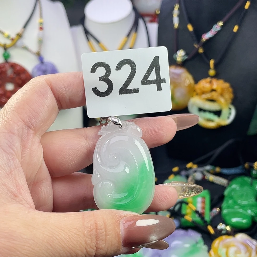 翡翠未镶嵌吊坠(赠链)