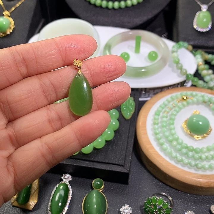 颈饰18K金镶嵌和田玉（碧玉）