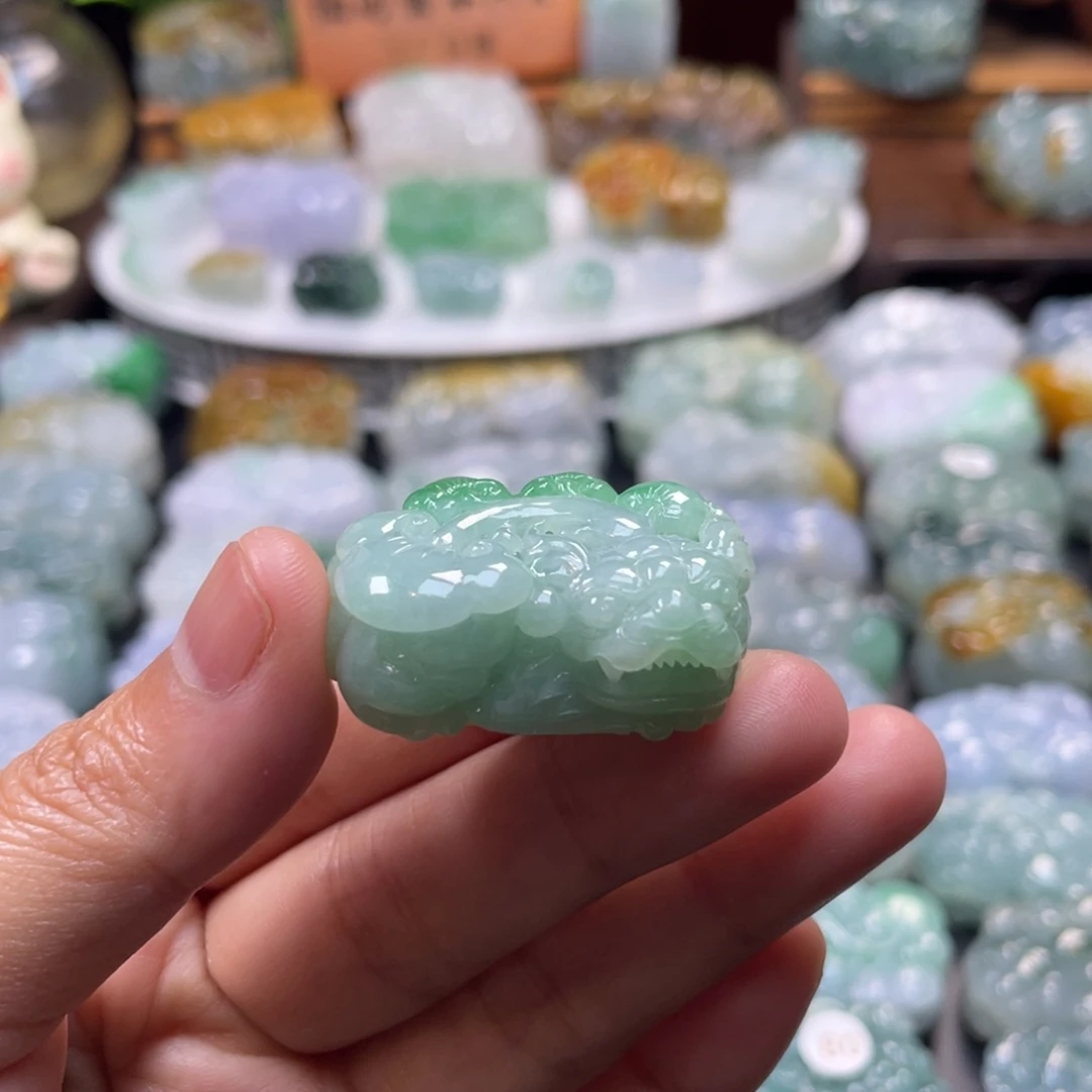 翡翠未镶嵌颈饰貔貅