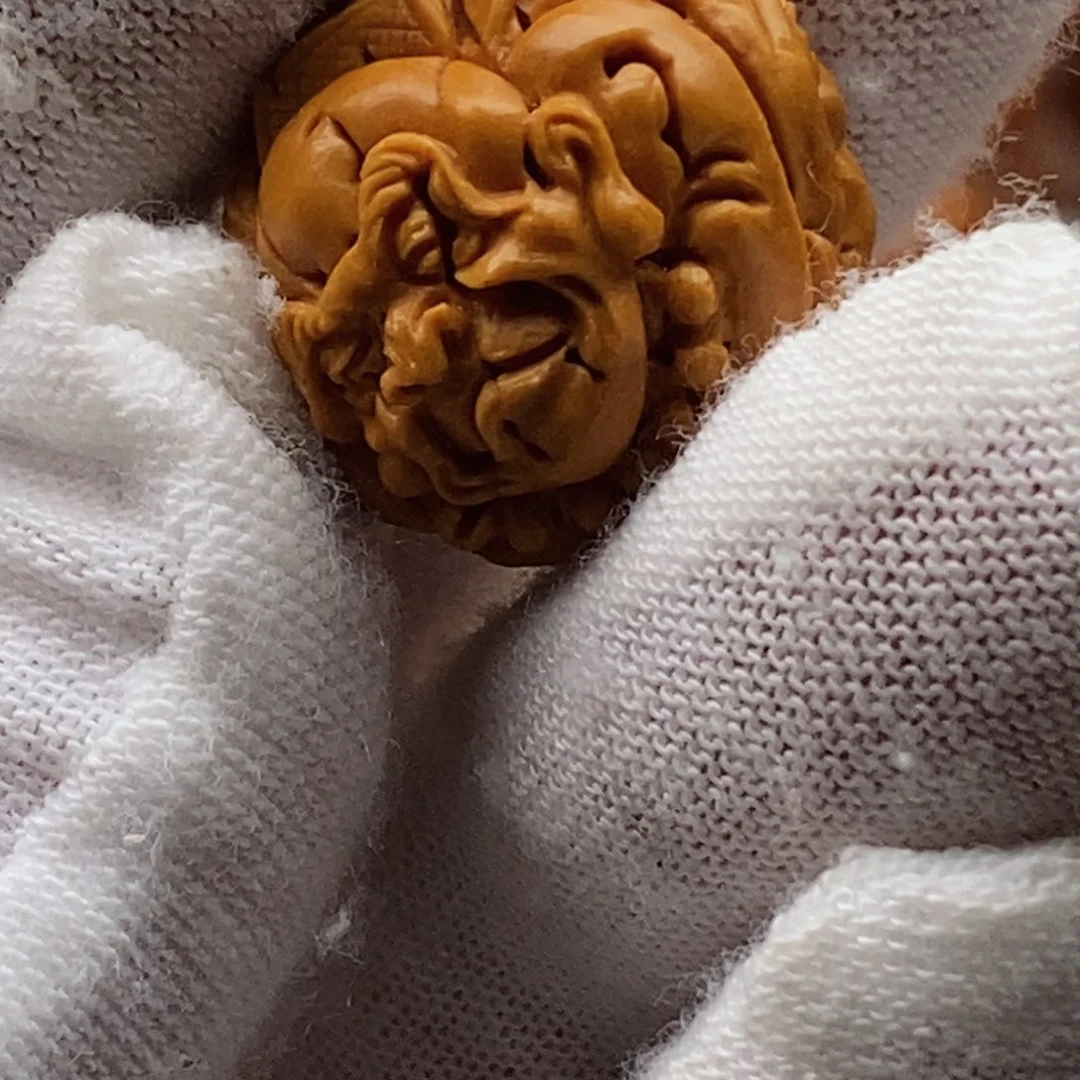 ?****?桃核手工制作工艺品