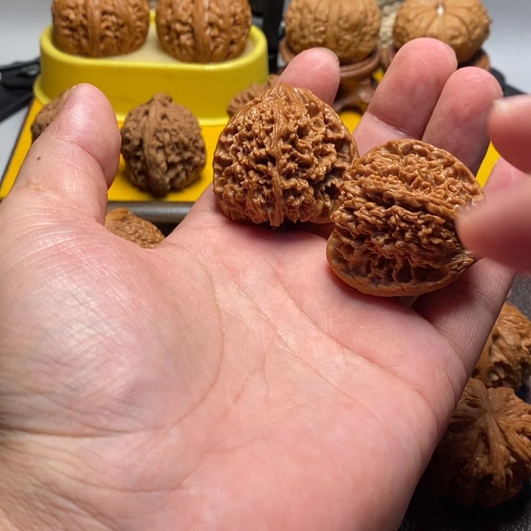 桃核把件桐满天星狮子