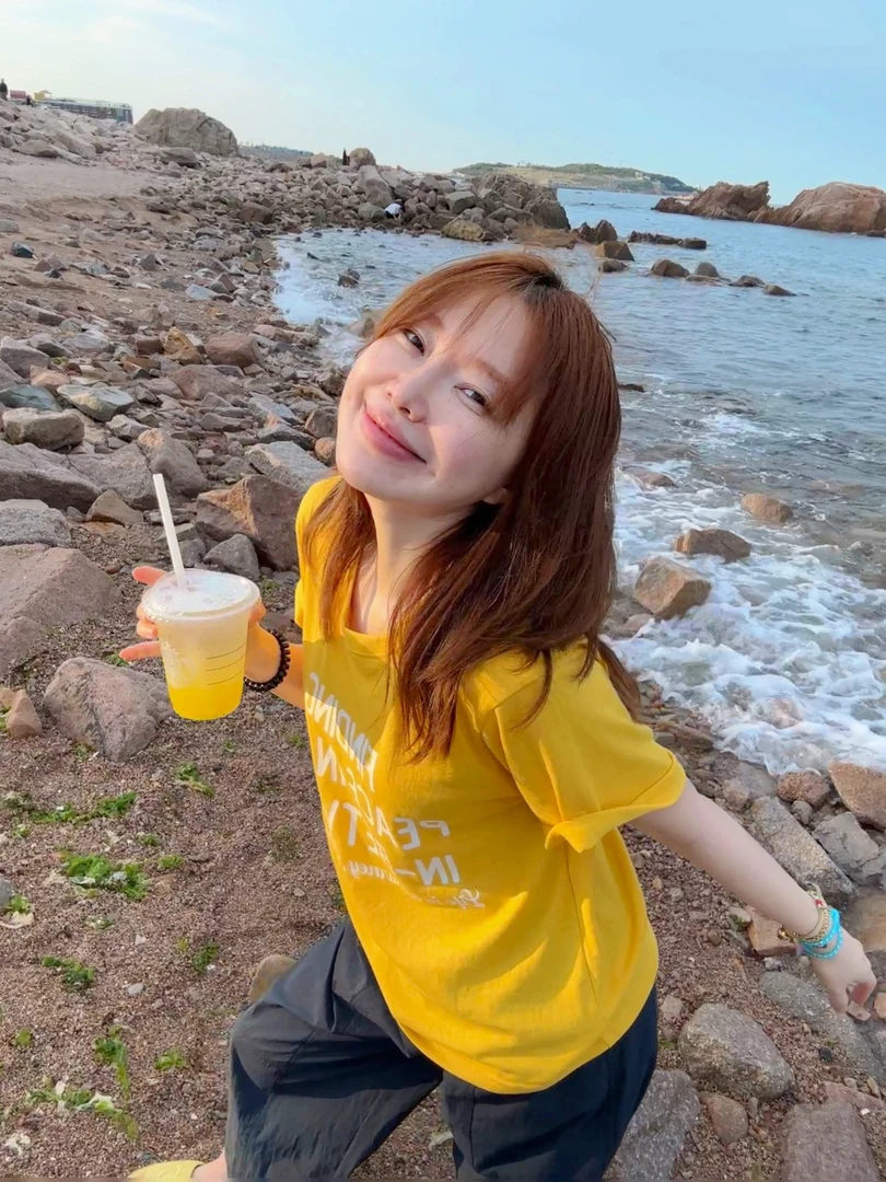 【BORAKOO】【吉莉 】芒果黄短袖字母T恤