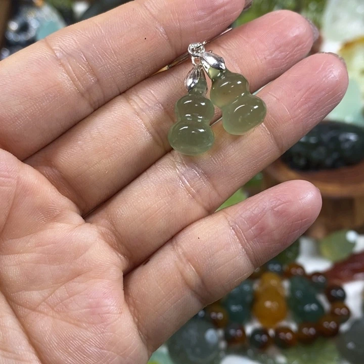 未镶嵌蛇纹石玉耳饰