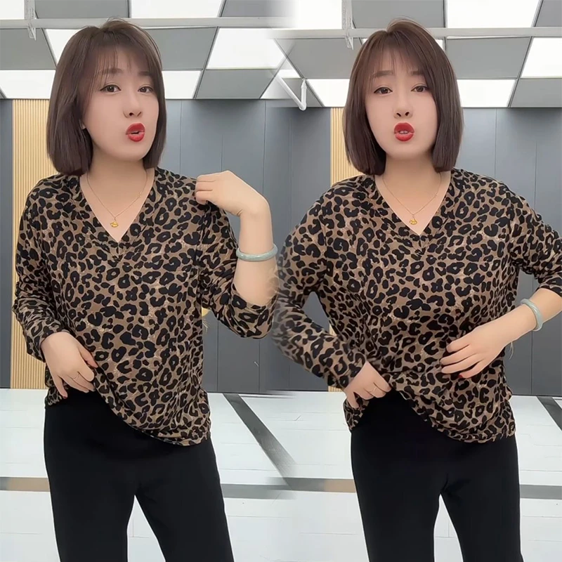 大码女装时尚百搭显瘦洋气妈妈装新款V领豹纹长袖遮肉宽松T恤上衣