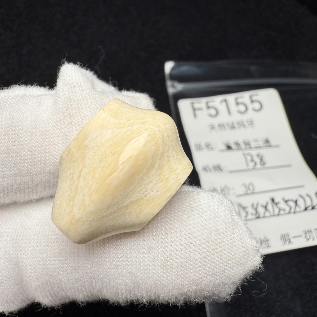 F5155猛犸象牙鲨鱼背一体三通冰料果冻料15.8*15.5*23mm