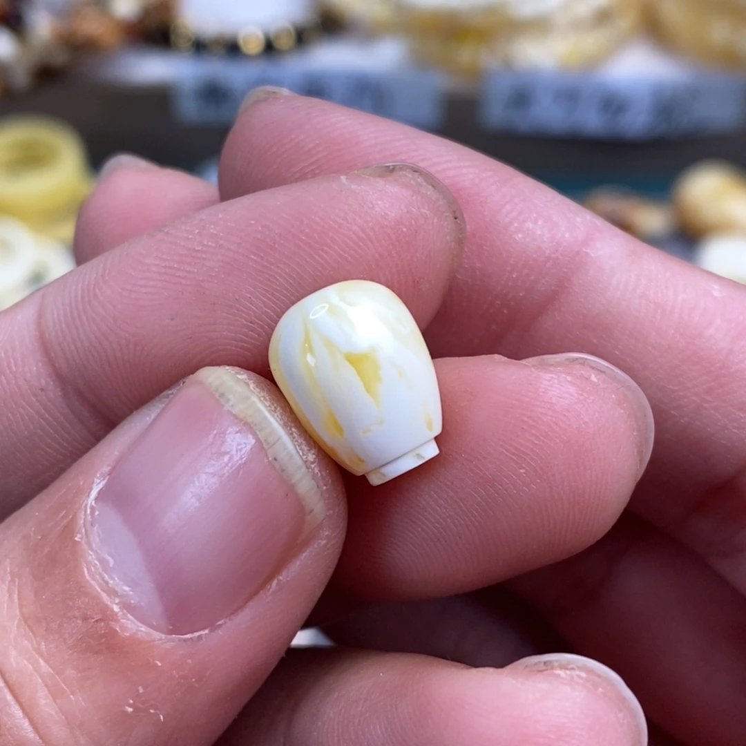 琥珀裸石未镶嵌三通佛头