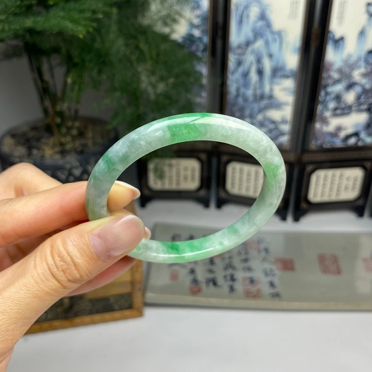 54.3飘绿细条正圈手镯 天然翡翠A货手镯