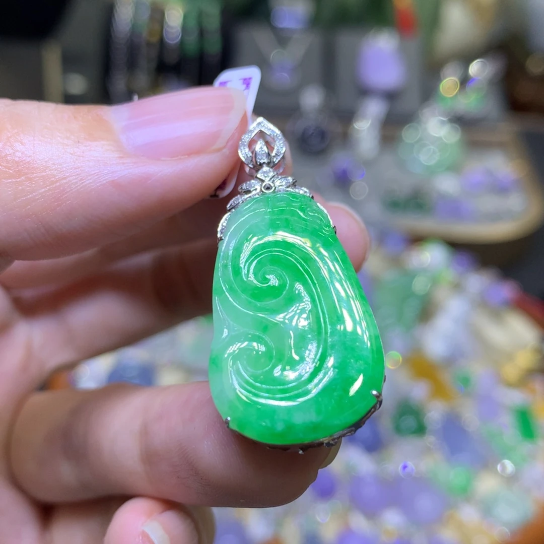 颈饰18K金镶嵌翡翠