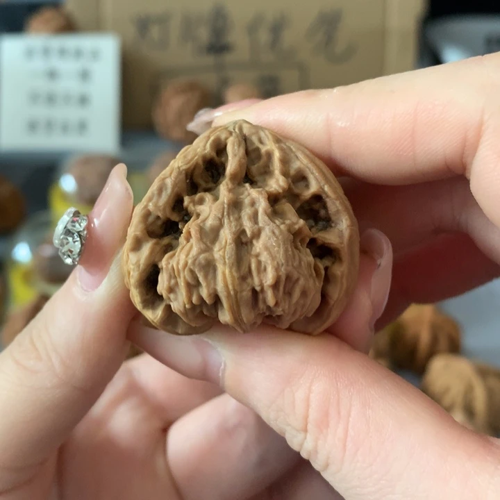 一***缘文玩核桃吊坠异形单只，有瑕疵