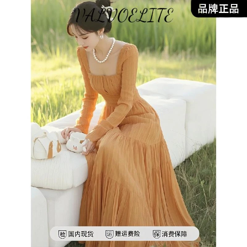 春季风情万种女神范气质高级沙滩海边度假温柔风方领收腰连衣裙