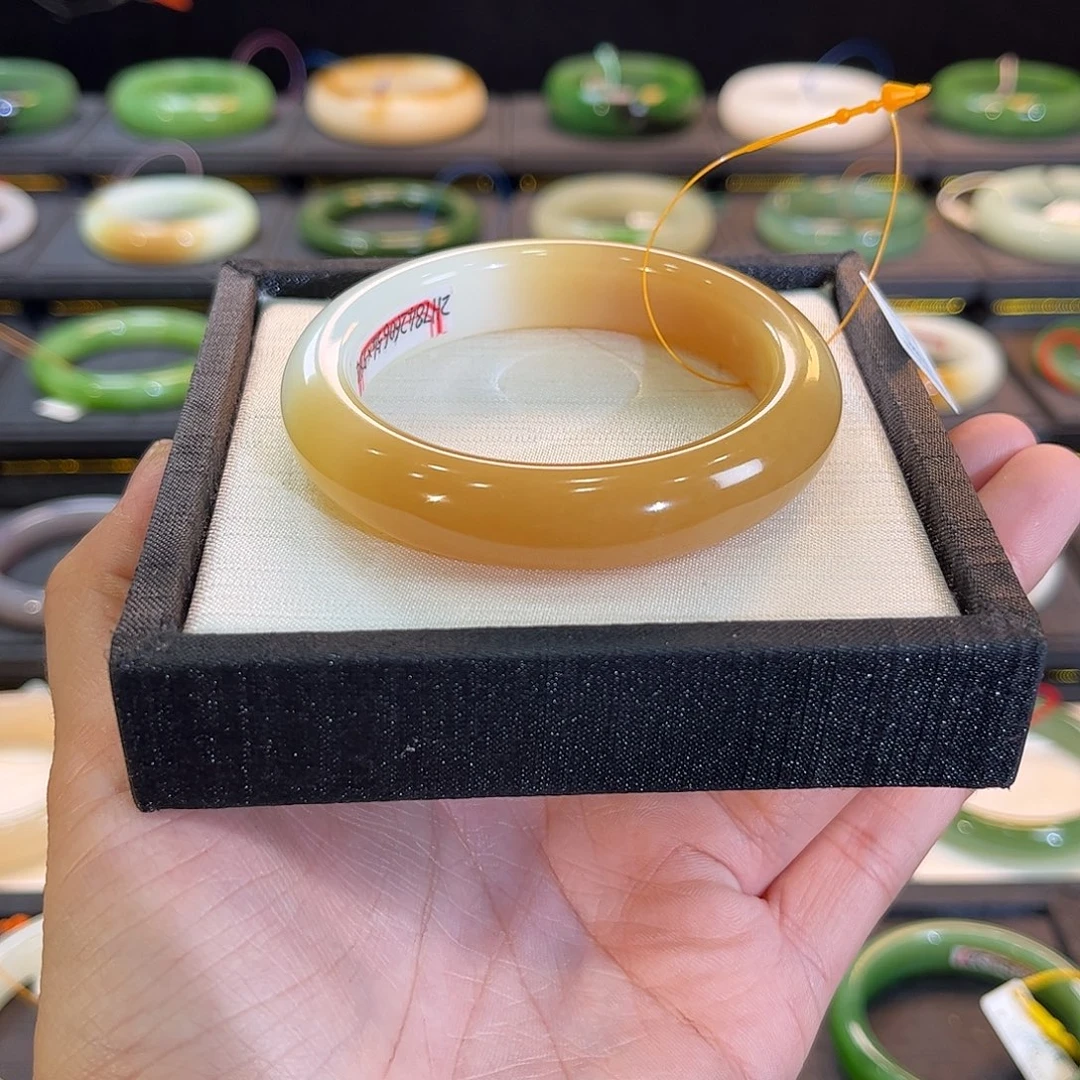 和田玉未镶嵌手镯油糕黄糖白肉