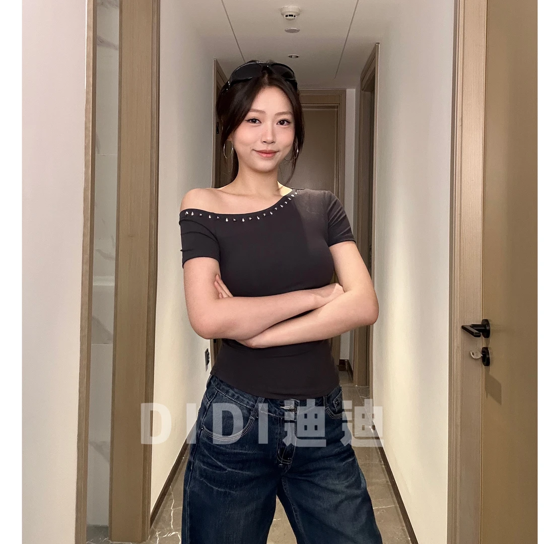 【DIDI】美式复古柳钉斜露肩短袖T恤夏季不规则收腰显身材短款上衣