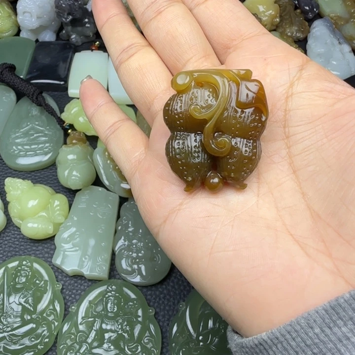 和田玉未镶嵌颈饰