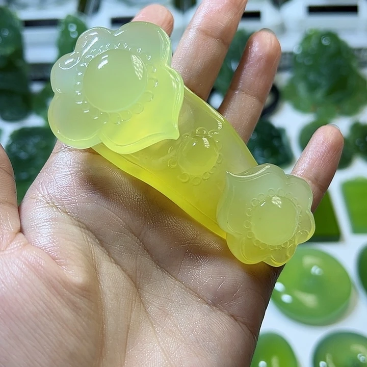 蛇纹石玉手把件未镶嵌虎***威