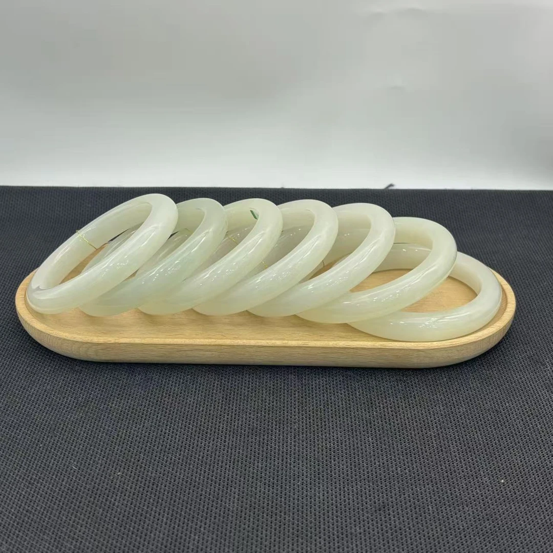 老卢和田玉手镯精美时尚气质款多样性发货其一  60