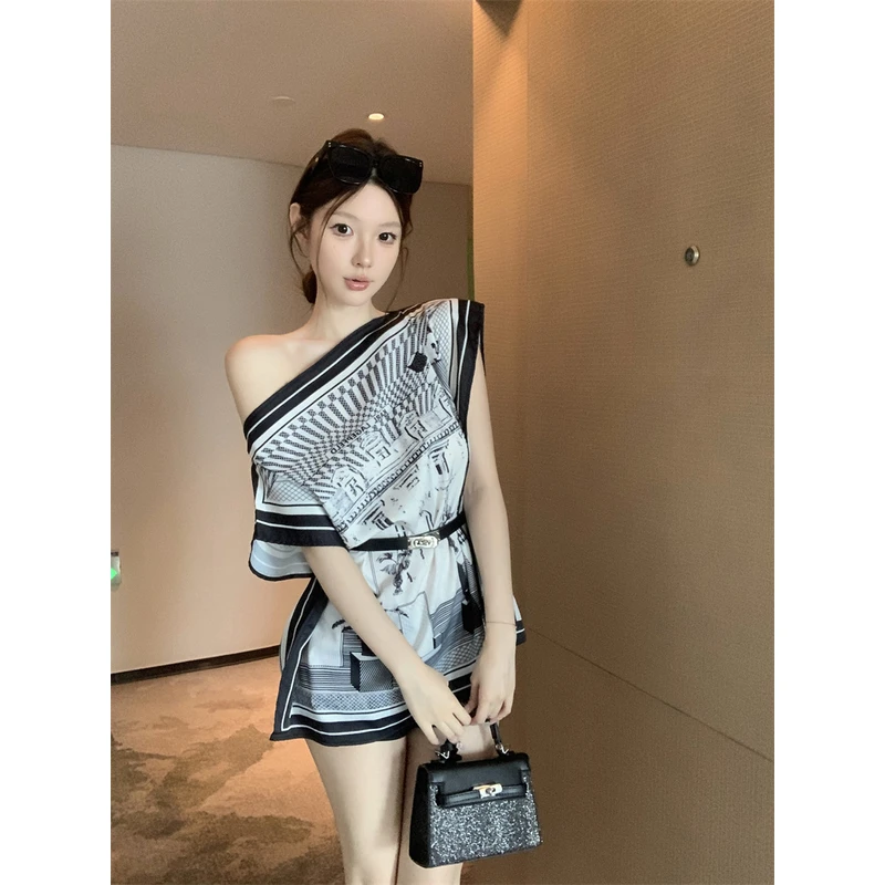 设计感小众印花缎面衬衫女夏季复古气质斜领露肩蝙蝠袖上衣带腰带