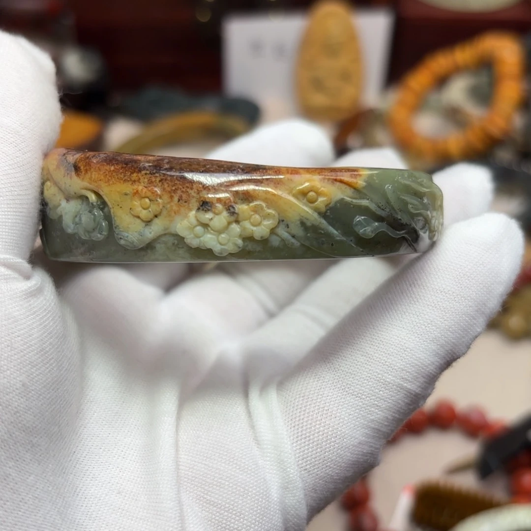 岫岩河磨玉（透闪石质玉）颈饰未镶嵌金*草